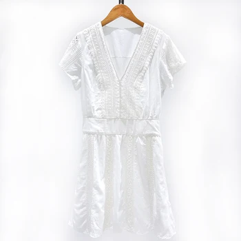 Женское короткое мини-платье с V-образным вырезом и вырезанными кружевными деталями в стиле пэчворк
