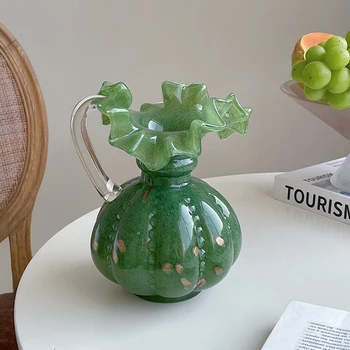 Маленькая ваза из зеленого стекла среднего размера с плиссированным кружевом